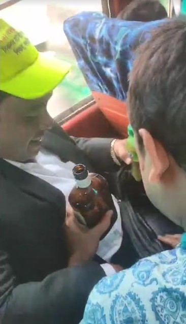শিক্ষার্থীদের মদ পান।