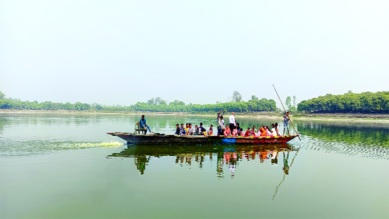 রাণীশংকৈলের বিভিন্ন স্থান থেকে রামরাই দীঘি দেখতে আসা দর্শনার্থীরা নৌকায় চরে ঘুরে আনন্দ উপভোগ করছেন    -জনকণ্ঠ