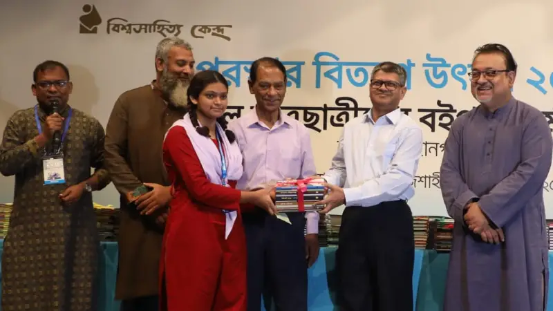 ছবি: পুরস্কার গ্রহণ করছে বিজয়ী এক শিক্ষার্থী