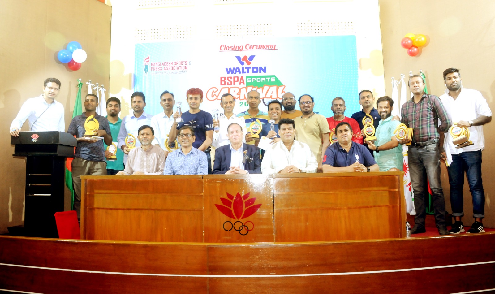 ছবিতে আয়োজক, পৃষ্ঠাপোষক ও প্রধান অতিথির সঙ্গে পুরস্কার বিজয়ীরা