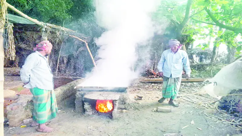 রস সংগ্রহের পর জ্বাল দিয়ে গুড় তৈরি করা হচ্ছে